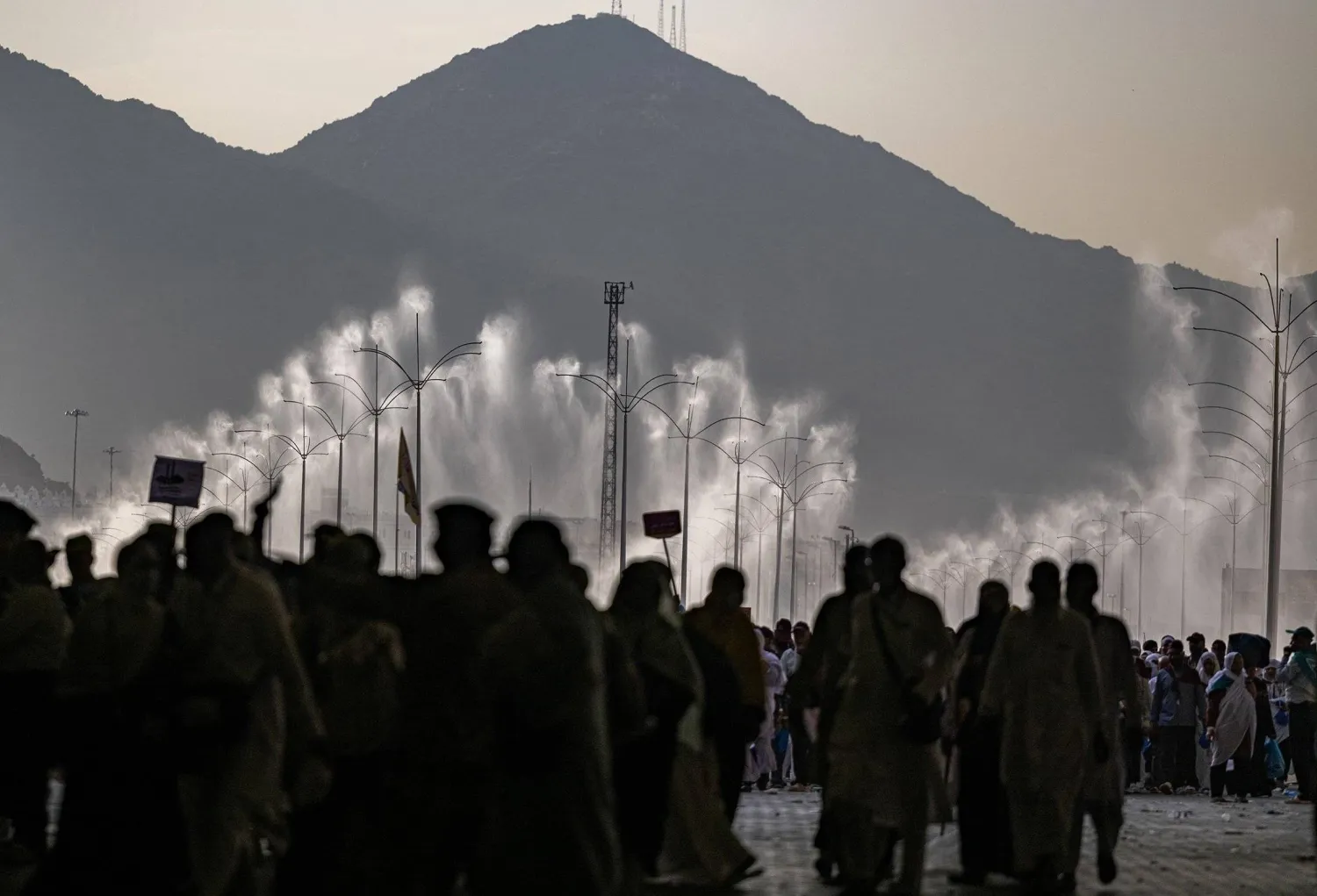 يتوجه الحجاج لأداء رمي الجمرات  (د.ب.أ)