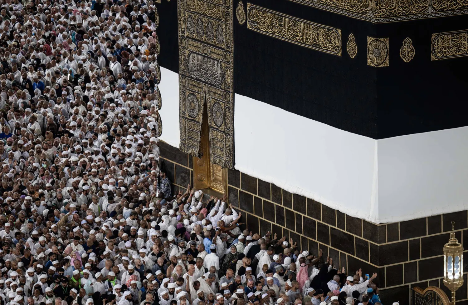 حجاج يطوفون حول الكعبة بالمسجد الحرام (د.ب.أ)