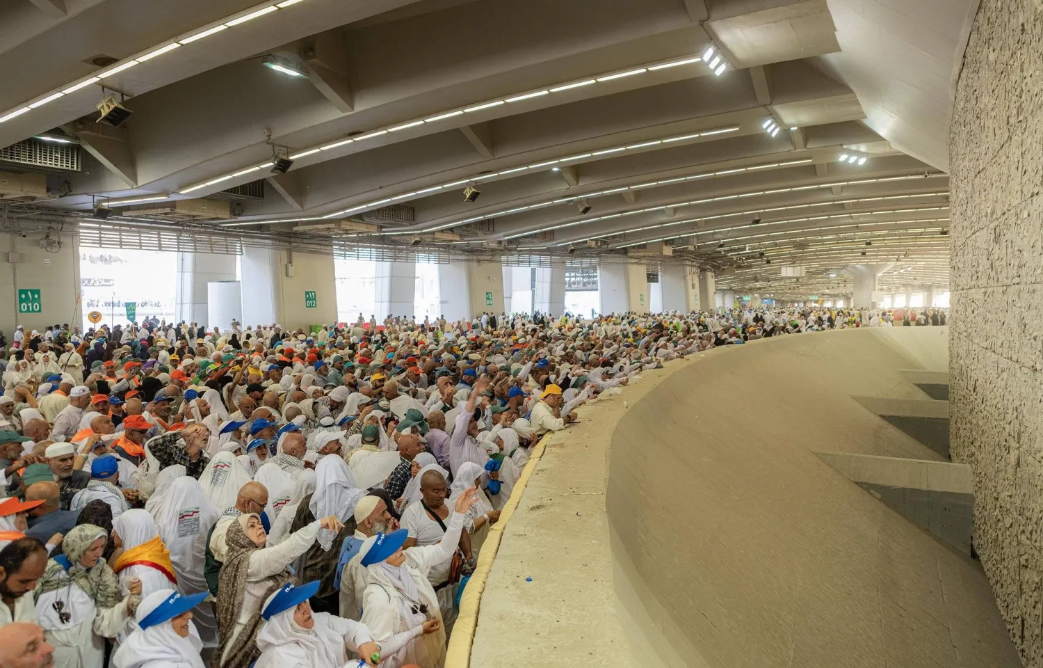 حجاج يرمون الجمرات في منى في أول أيام التشريق (د.ب.أ)