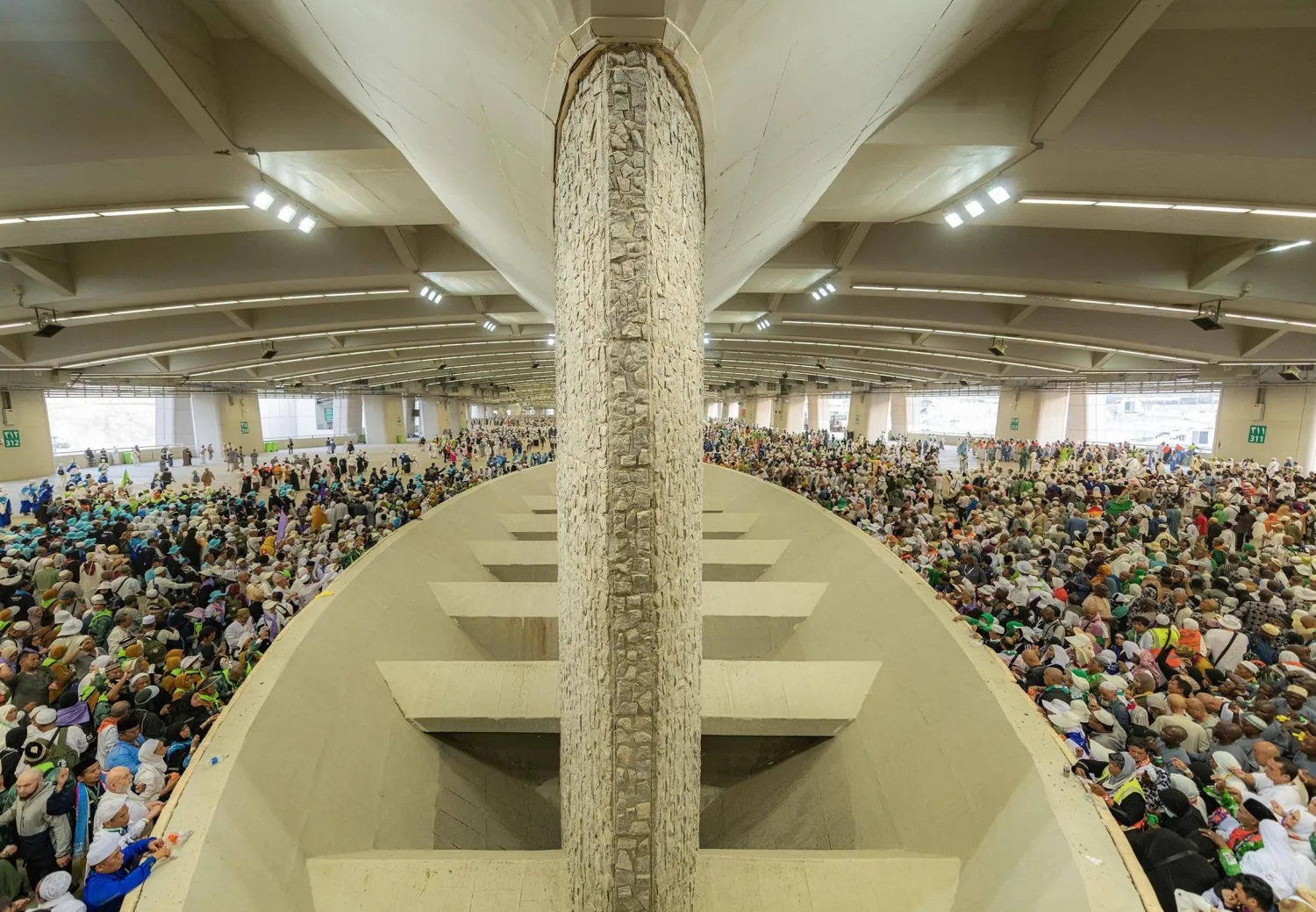 حجاج يؤدون رمي الجمرات في منى (د.ب.أ)