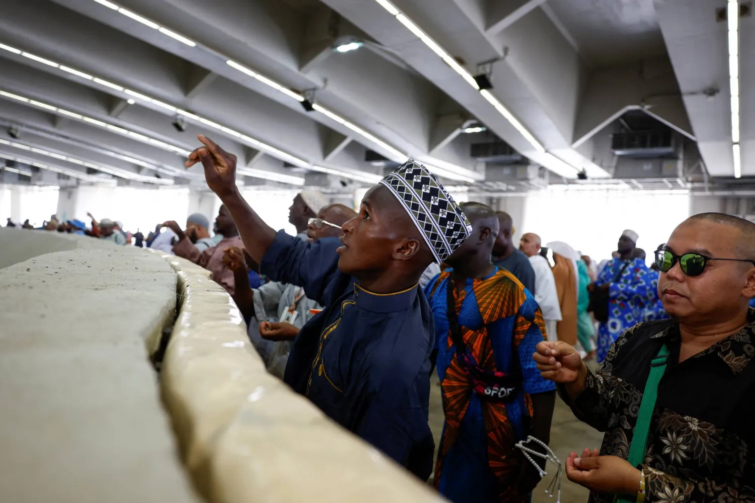 حجاج يرمون جمراتهم في منى (رويترز)