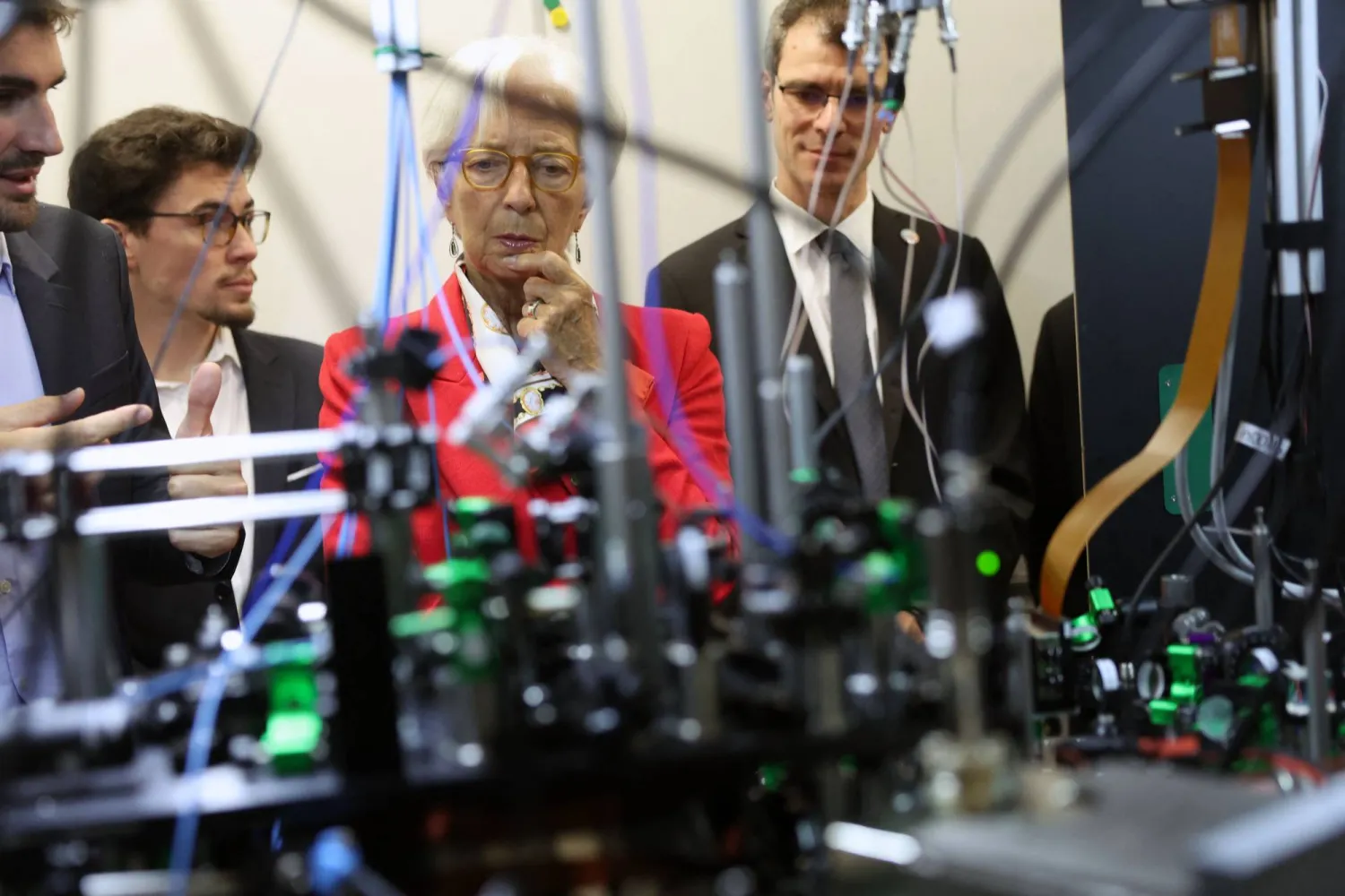 رئيسة «البنك المركزي الأوروبي» تزور منشآت شركة «باسكال» الفرنسية الرائدة في صناعة الكومبيوترات في ماسي جنوب باريس (أ.ف.ب)