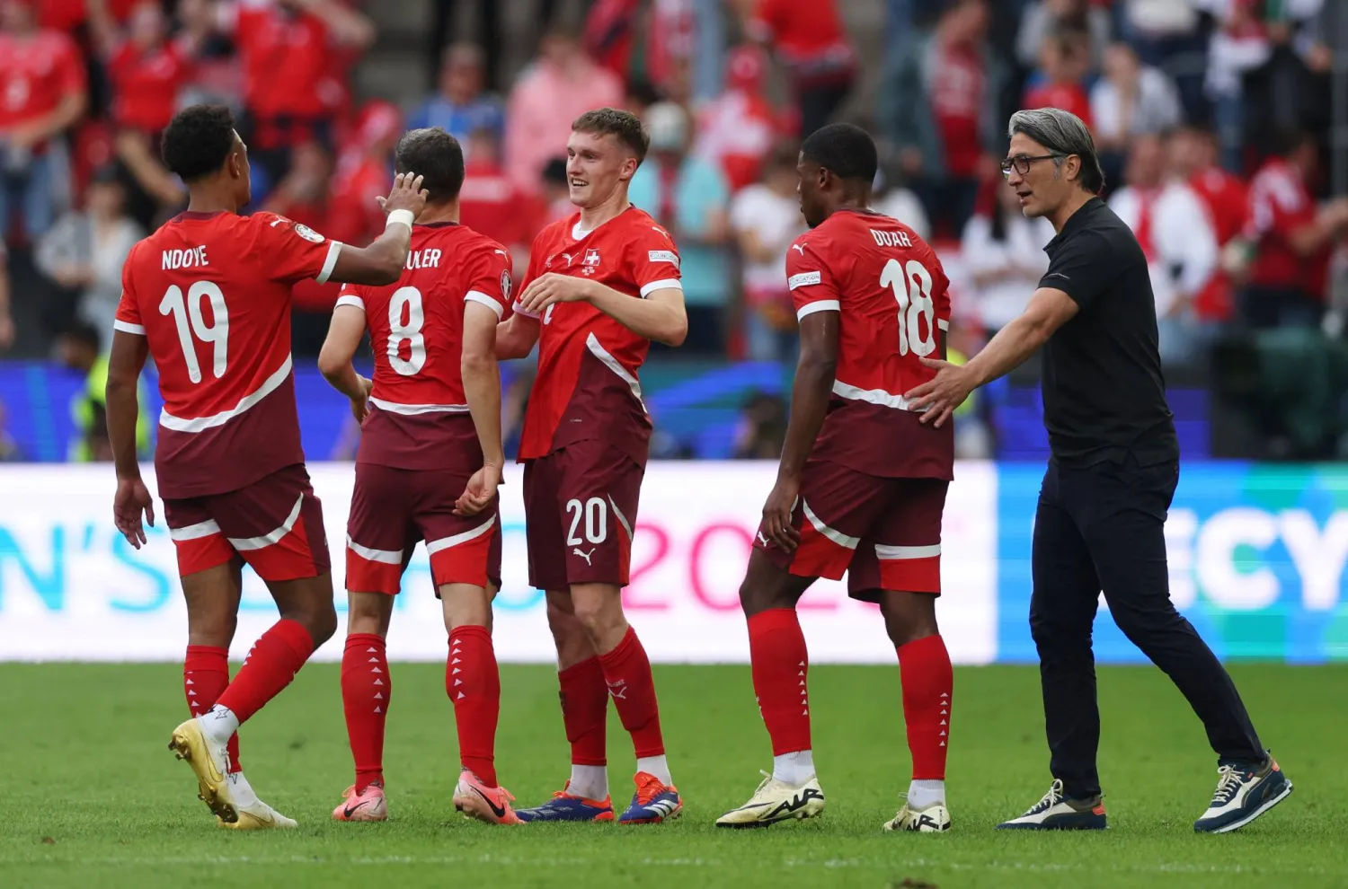 المدرب مراد ياكين ولاعبوه طلبوا تغيير ملعب التدريب (رويترز)