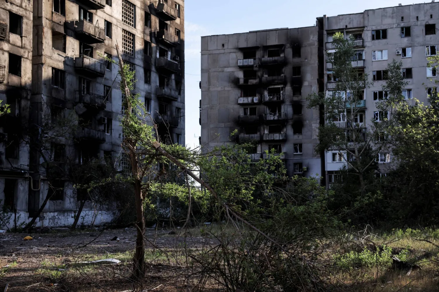 صورة تظهر المباني السكنية المتضررة بشدة خلال هجوم عسكري روسي وسط هجوم روسيا على أوكرانيا في بلدة توريتسك الواقعة على خط المواجهة في منطقة دونيتسك في أوكرانيا... 13 يونيو 2024 (رويترز)