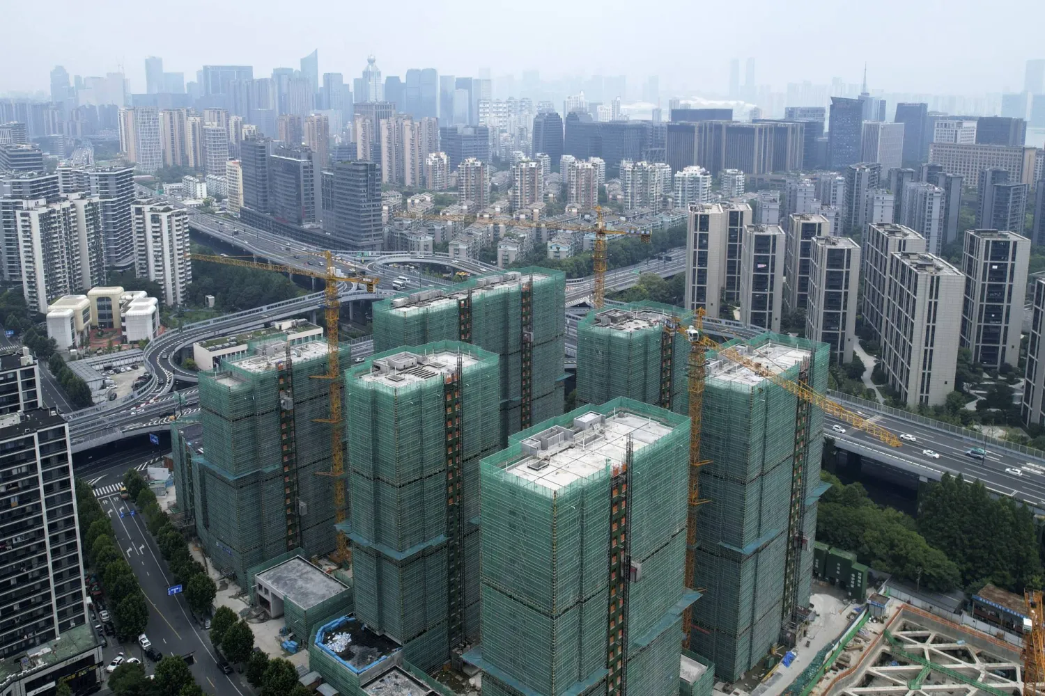 مواقع إنشاءات سكنية جديدة في إحدى مقاطعات شرق الصين (أ.ب)