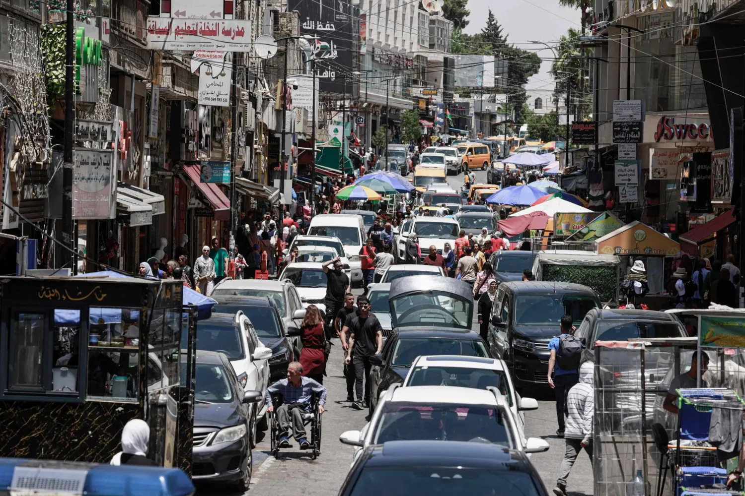 ازدحام في أحد شوارع رام الله مقر السلطة الفلسطينية يوم 9 يونيو الحالي (أ.ف.ب)