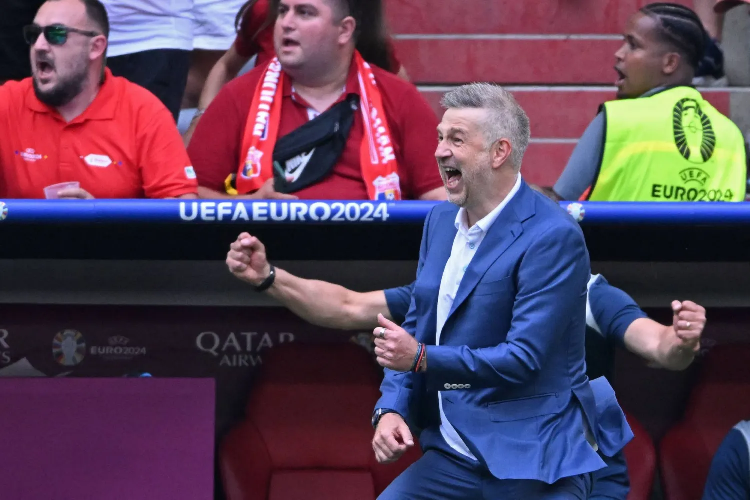  إدوارد يوردانيسكو مدرب رومانيا سعيد بالفوز على أوكرانيا (أ.ف.ب)