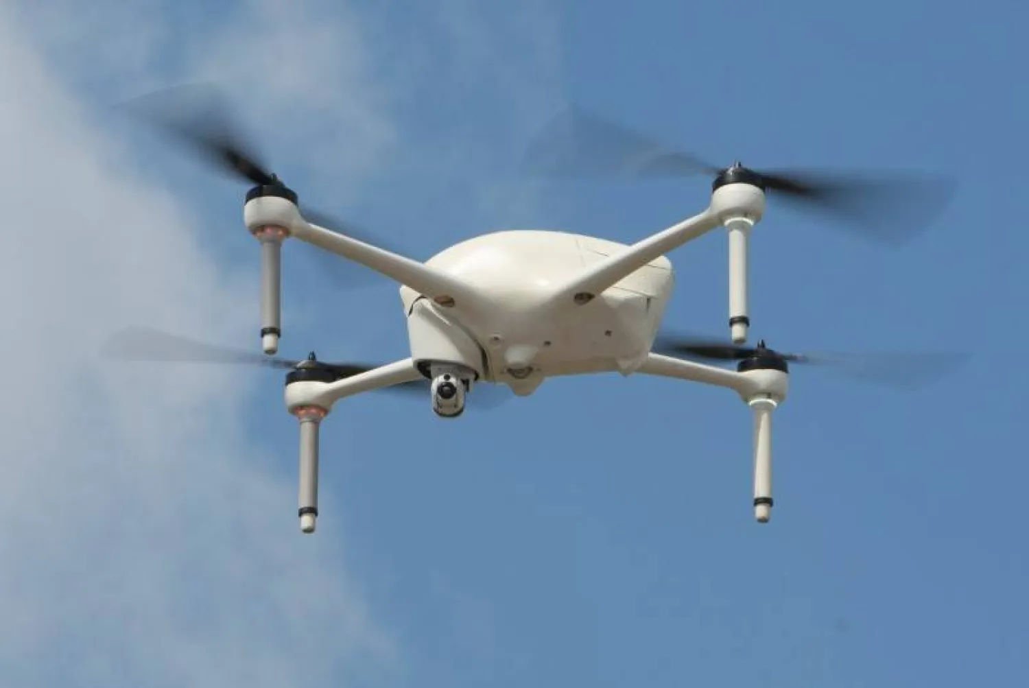 «أوبتيموس» طائرة مسيّرة إسرائيلية تحلّق خلال عرض لـ«رويترز» بالقرب من مدينة بتاح تكفا بإسرائيل في 20 مارس 2017 (رويترز)