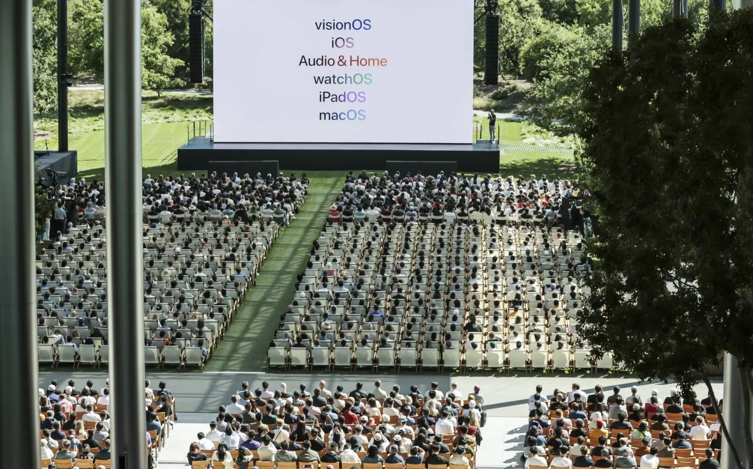 جانب من مؤتمر «أبل» للمطورين الذي شهد الإعلان عن الذكاء الاصطناعي (أ.ب.أ)
