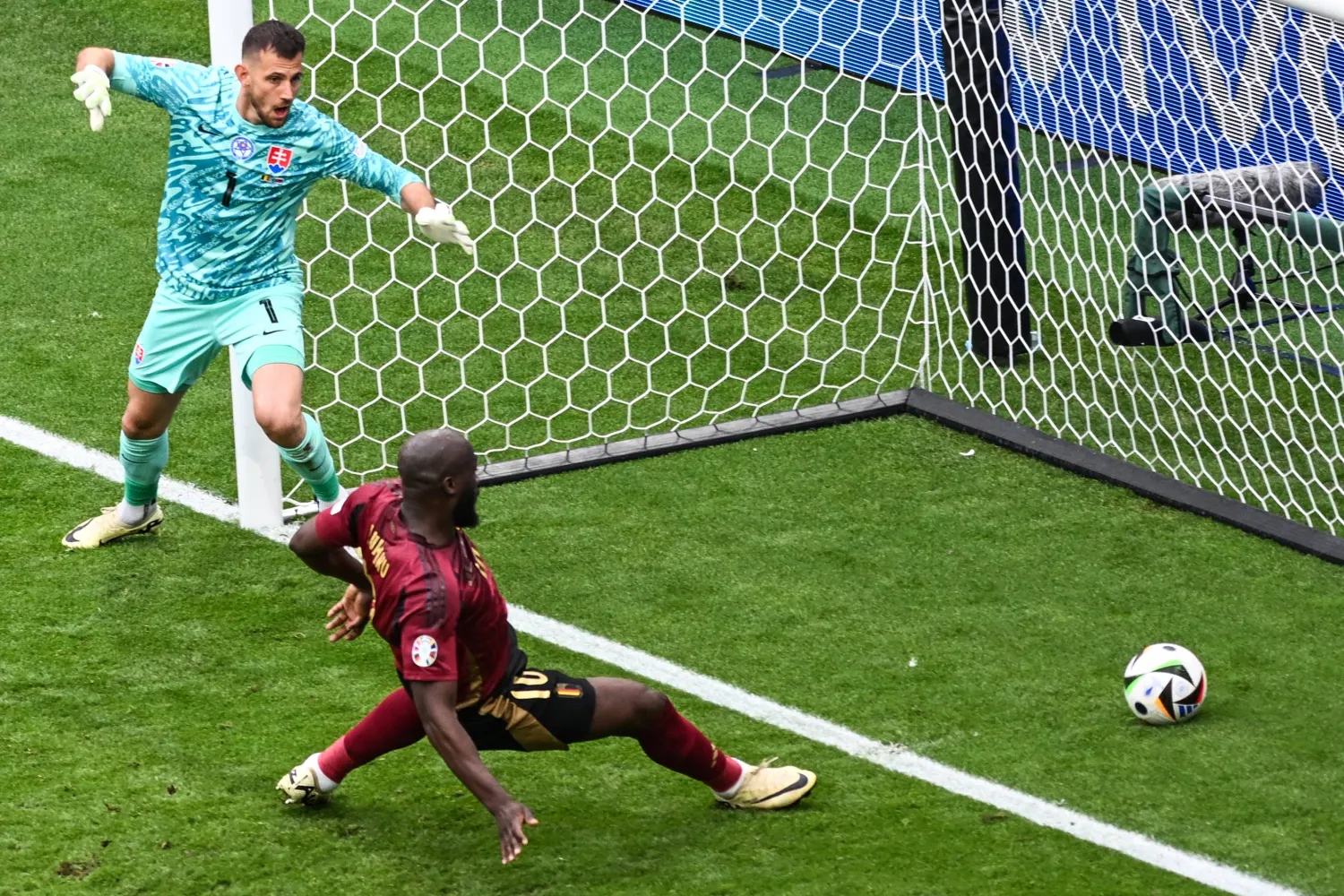 تقنية «الفار» ألغت هدفين للمهاجم لوكاكو أمام سلوفاكيا (د.ب.أ)