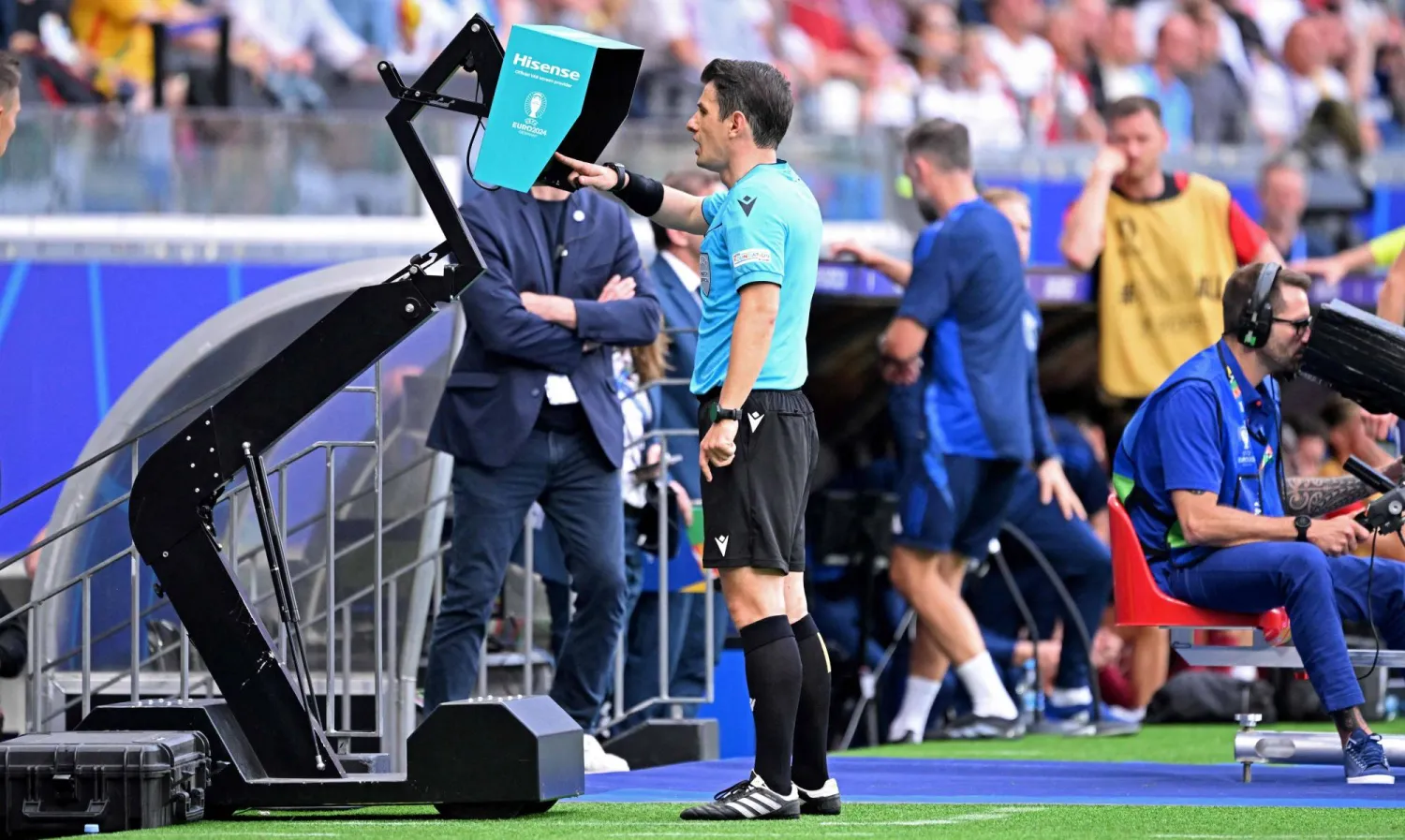 حكم المباراة استعان بـ«الفار» للتأكد من حالة لمسة اليد التي سبقت هدف لوكاكو (أ.ف.ب)