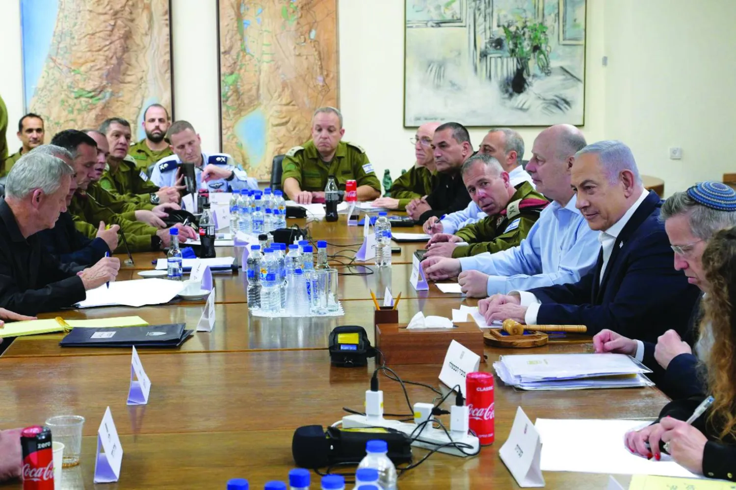 
رئيس الوزراء الإسرائيلي بنيامين نتنياهو مجتمعاً بـ«مجلس الحرب» في تل أبيب يوم 14 أبريل (د.ب.أ)