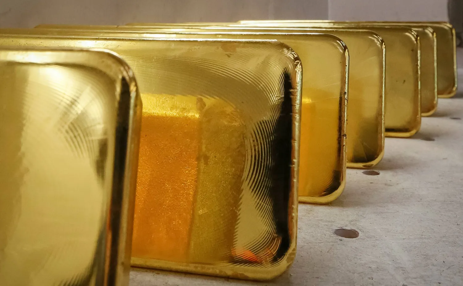 سبائك الذهب في مصنع «كراستسفيت» للمعادن غير الحديدية في مدينة كراسنويارسك السيبيرية (رويترز)
