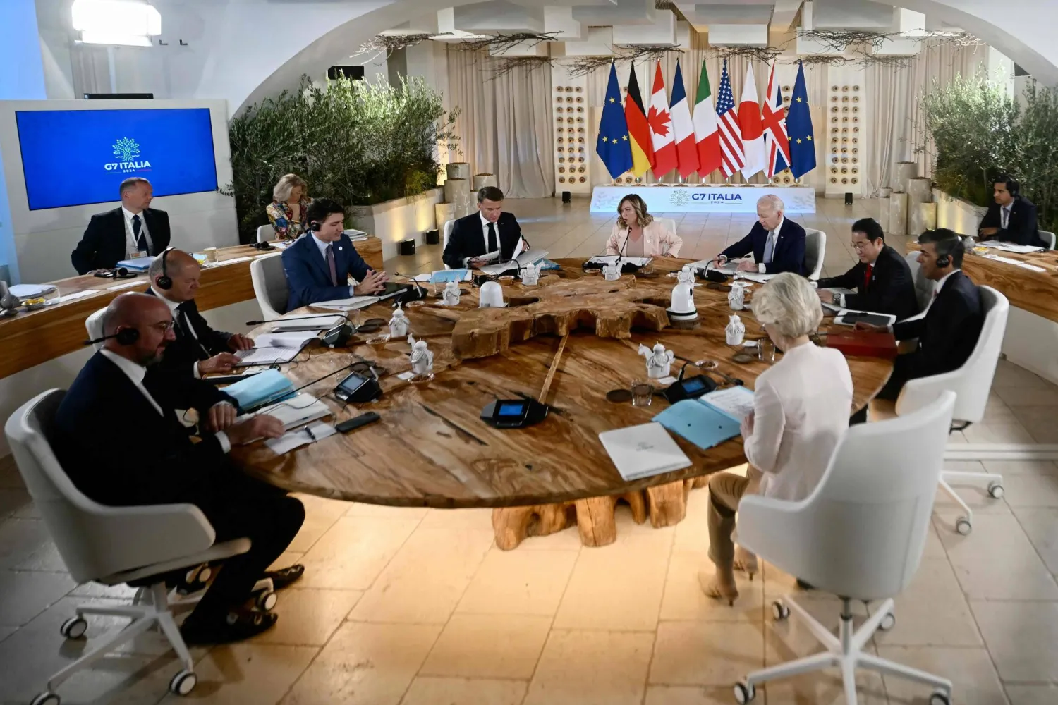زعماء «مجموعة السبع» خلال قمتهم في منتجع بورجو إجنازيا الأسبوع الماضي (أ.ف.ب)