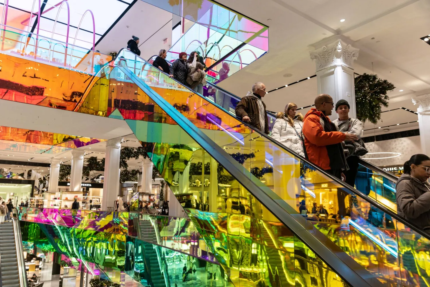 أشخاص يركبون السلالم المتحركة في «ساكس فيفث أفينيو» في مدينة نيويورك (رويترز)