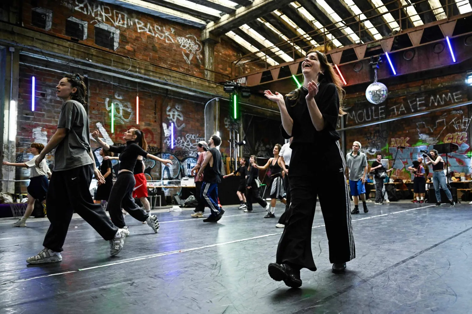 راقصون من حفل افتتاح الألعاب الأولمبية يؤدون عرضاً خلال بروفة اليوم (الجمعة) في سان دوني بالقرب من باريس (أ.ف.ب)