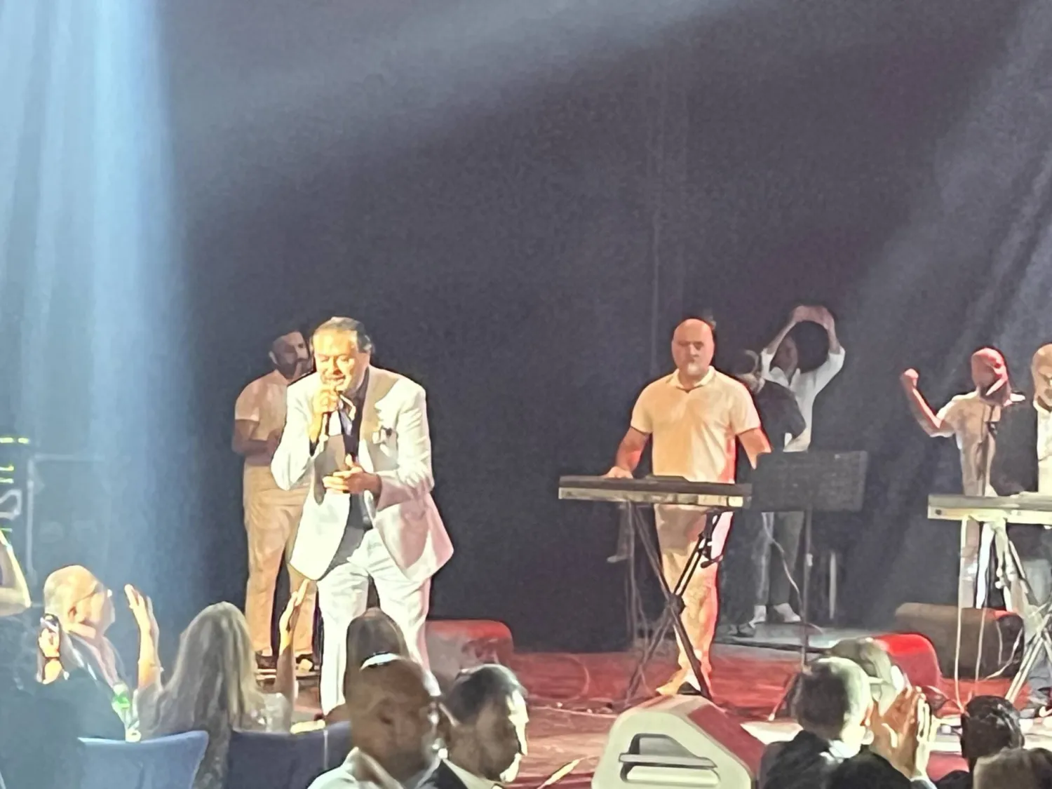 راغب علامة معتلياً المسرح (الشرق الأوسط)