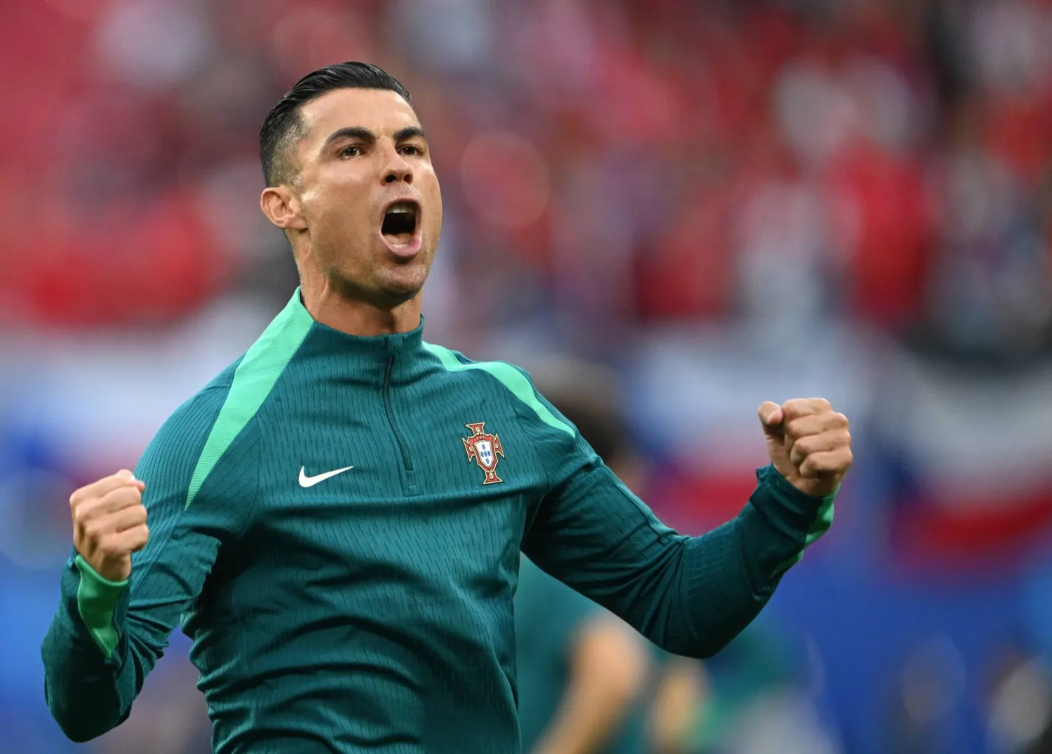 رونالدو خلال تدريبات الإحماء للمنتخب البرتغالي (د.ب.أ)