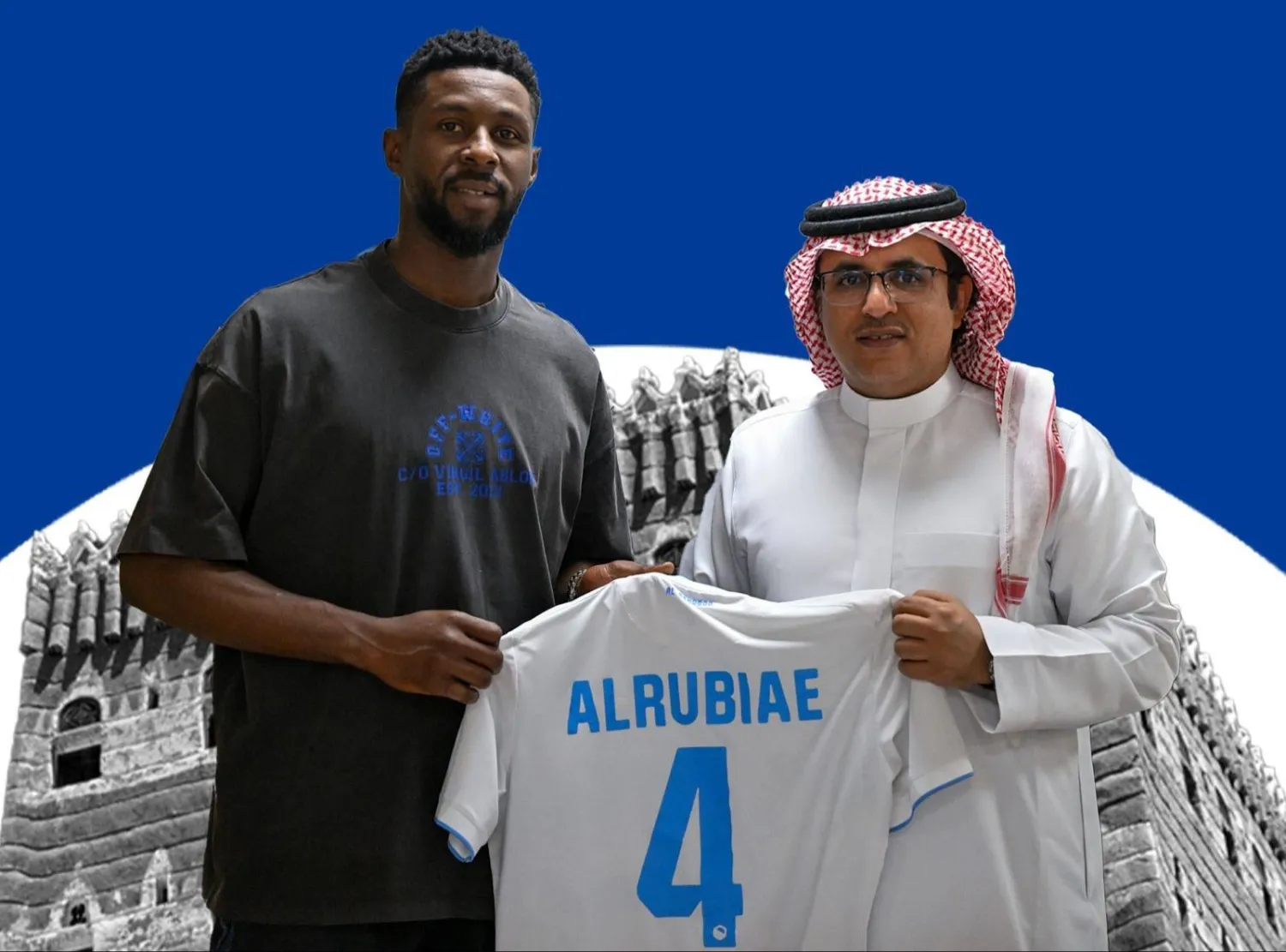 الربيعي وسامي آل فاضل رئيس نادي الأخدود بعد توقيع العقد (المركز الإعلامي للنادي)