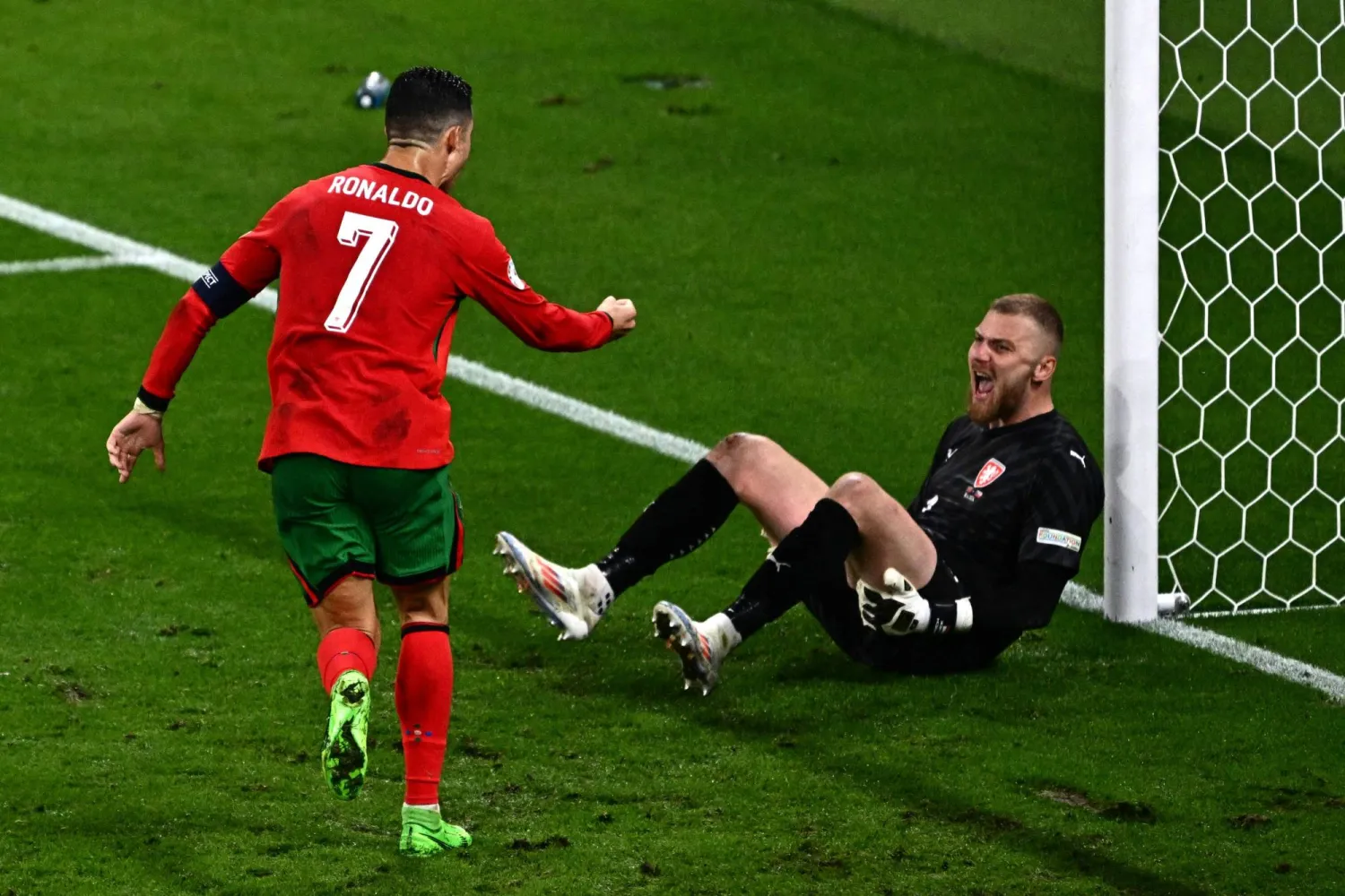 قائد البرتغال يحتفل أمام الحارس التشيكي بعد هدف الفوز القاتل (أ.ف.ب)