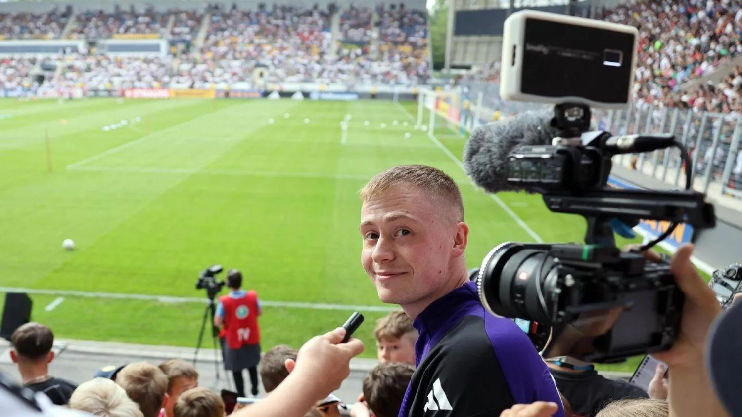 اليوتيوبر الألماني وايلدهاغ بين الاعلاميين بالمدرجات بأوراق مزيفه  (تويتر"