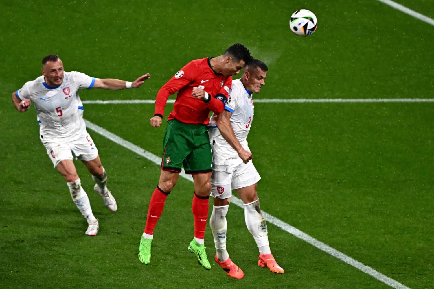 رونالدو طالب زملاءه مراراً بالكرات العرضية داخل منطقة الجزاء التشيكية (أ.ف.ب)