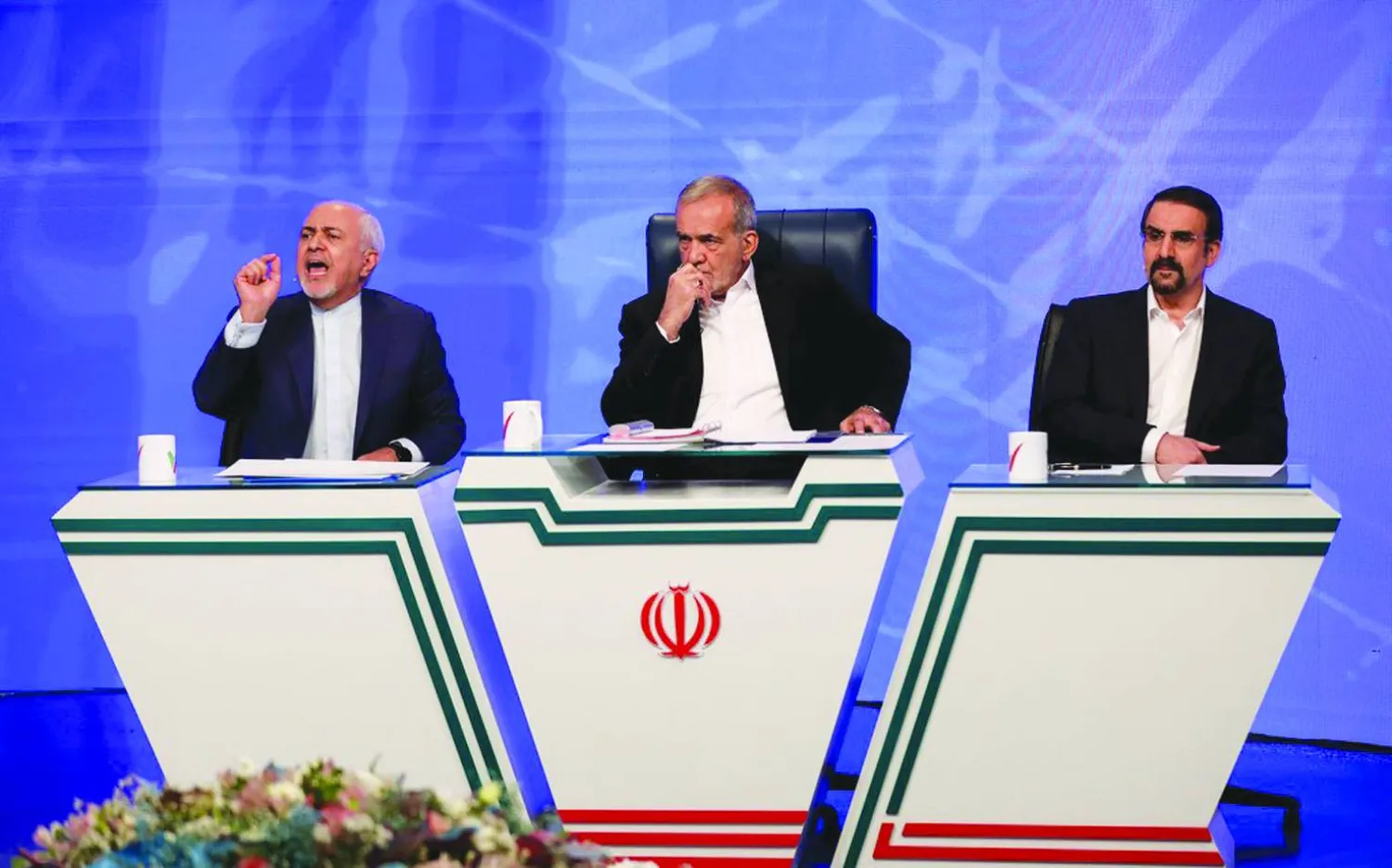 
ظريف متحدثاً خلال حضوره برنامجاً تلفزيونياً مع المرشح الإصلاحي مسعود بزشكیان حول السياسة الخارجية أمس (جماران)