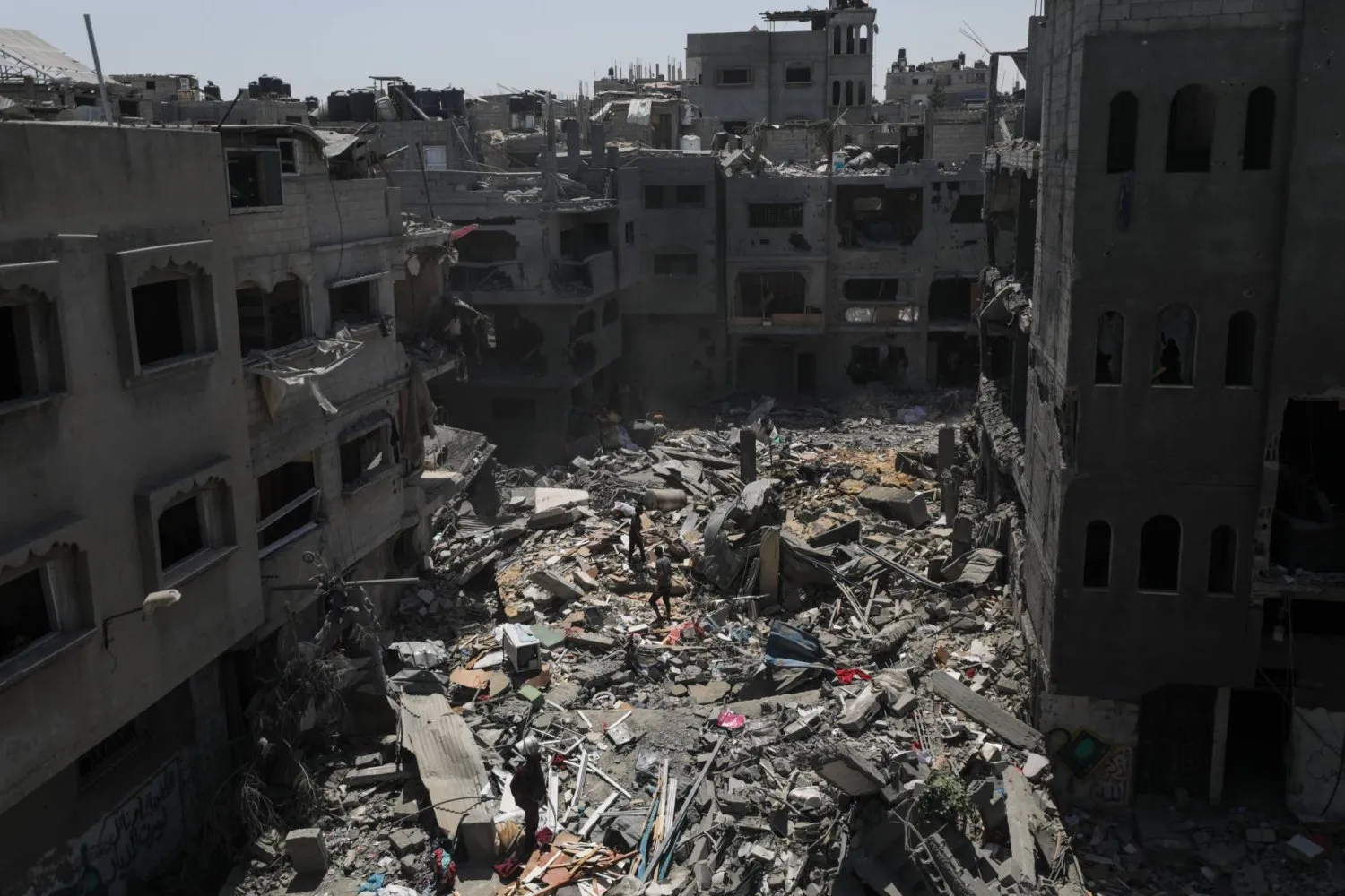 İsrail'in Gazze Şeridi'ne yönelik bombardımanının yol açtığı yıkımdan (EPA)