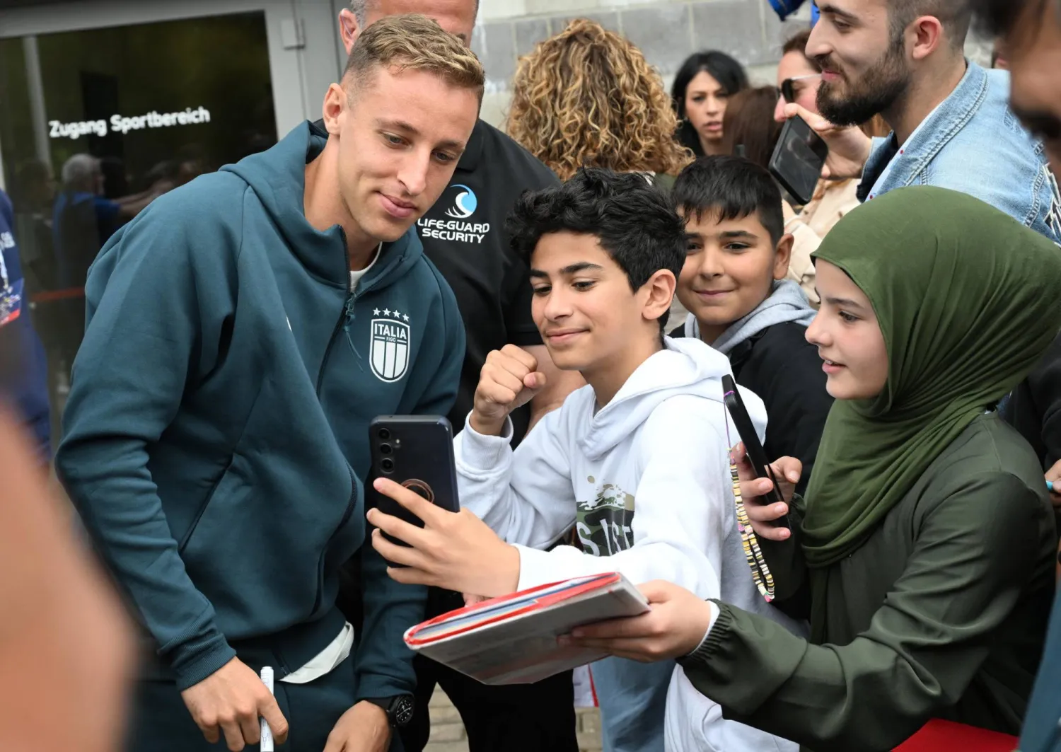 دافيدي فراتيزي مع معجبين ومعجبات في ألمانيا (إ.ب.أ)