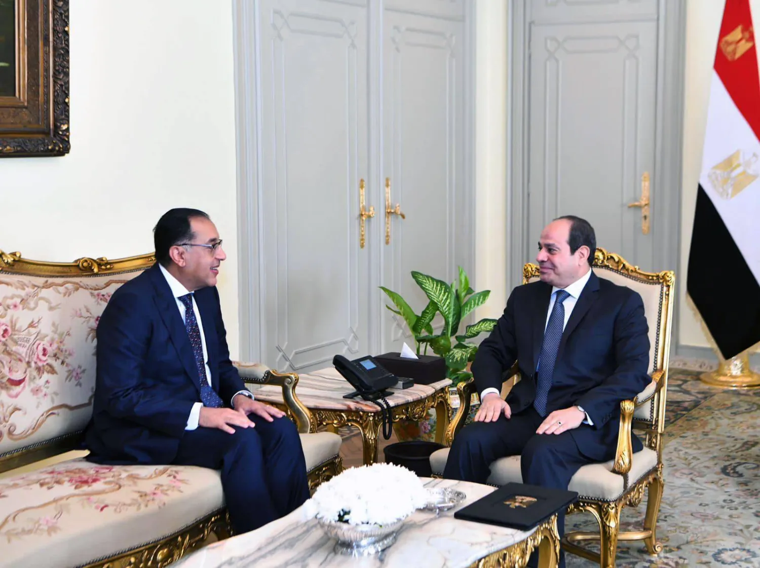 السيسي خلال استقبال مدبولي بداية الشهر الجاري وتكليفه بتشكيل الحكومة الجديدة (الرئاسة المصرية)