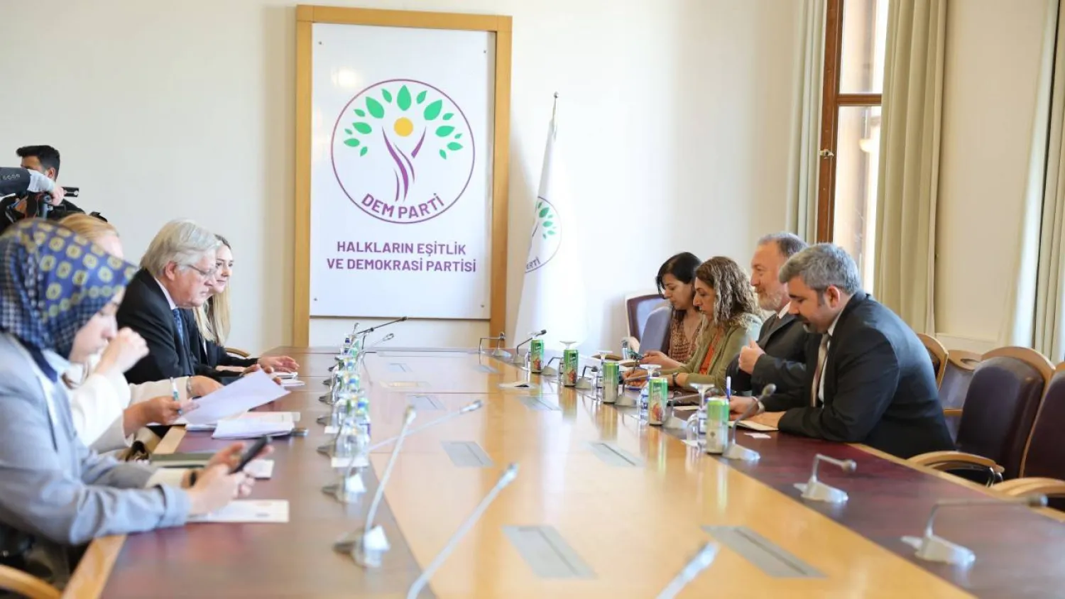 شيناخ خلال اجتماع مع مسؤولي حزب «الديمقراطية ومساواة الشعوب» المؤيد للأكراد في أنقرة (موقع الحزب)