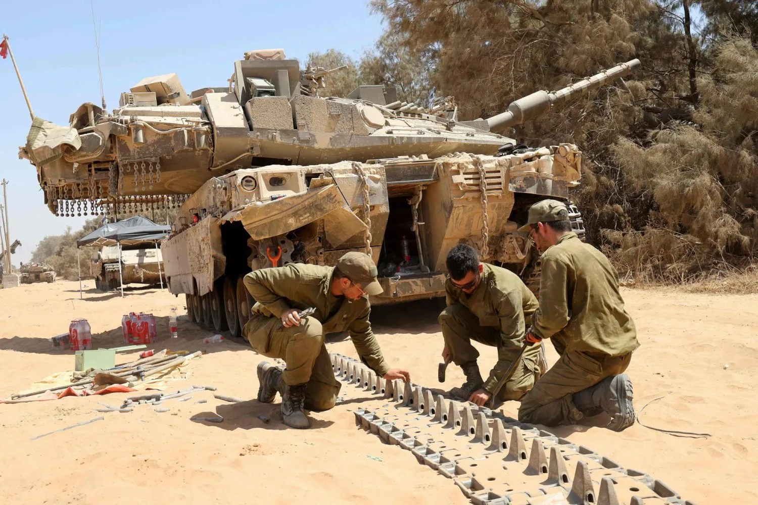 Tank paletlerini onaran İsrail askerleri (AFP)