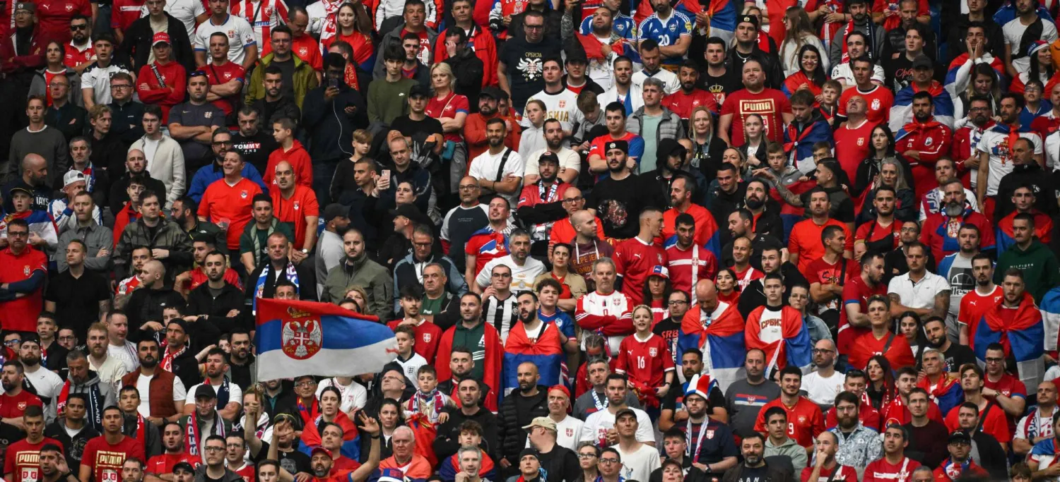 جماهير صربيا تسببت في تغريم اتحاد بلادها (أ.ف.ب)