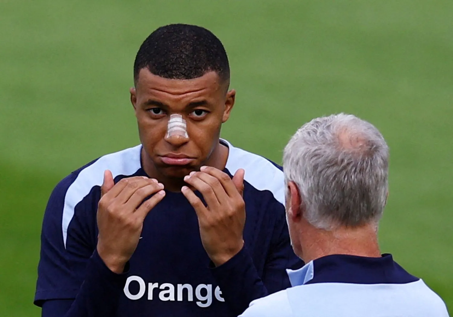 الشكوك تحوم حول مشاركة نجم فرنسا المطلق كيليان مبابي (رويترز)