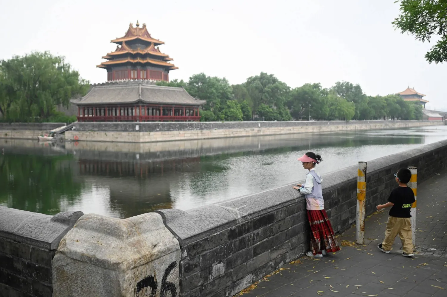 أطفال يلعبون في حديقة بالعاصمة الصينية بكين (أ.ف.ب)