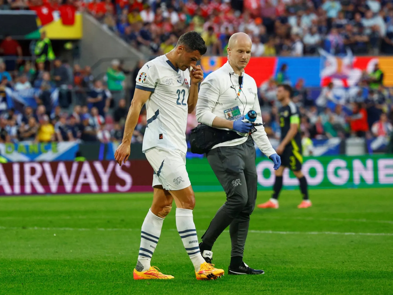 فابيان شار تعرض لكسر في الأنف ورغم ذلك أكمل اللقاء (رويترز)