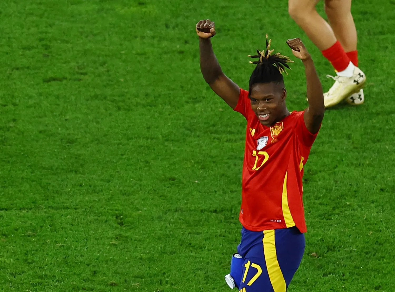 وليامز محتفلا بفوز منتخب بلاده على إيطاليا (رويترز)