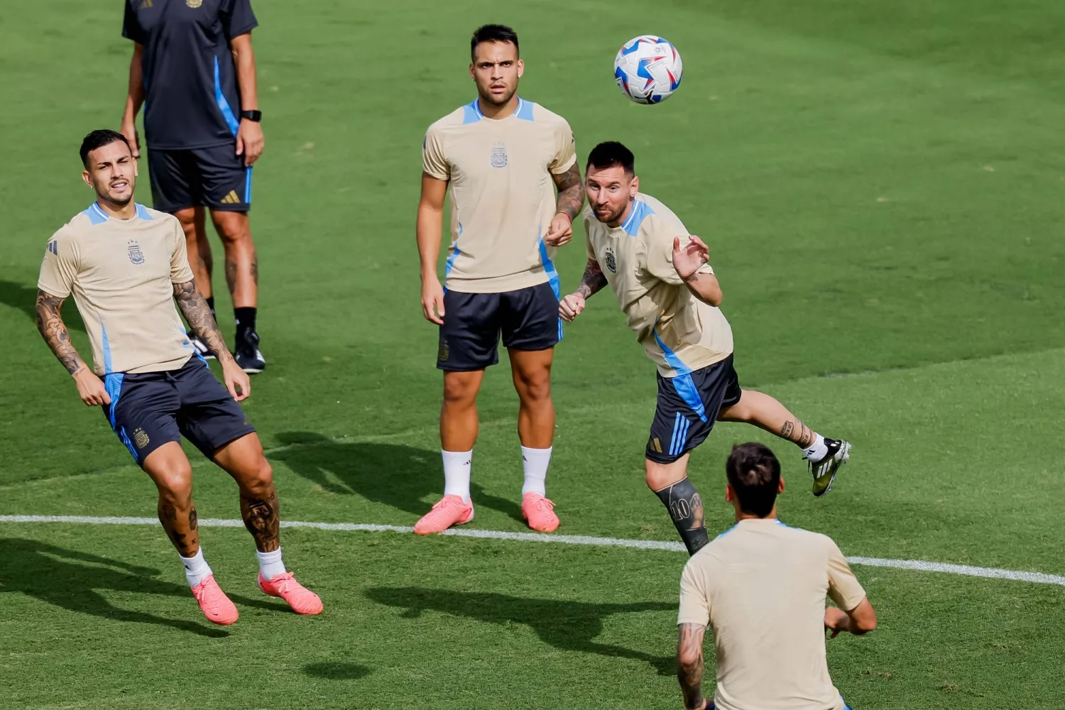 ميسي يحول الكرة برأسه خلال تدريبات الأرجنتين قبل مواجهة كندا بالافتتاح (ا ب ا)