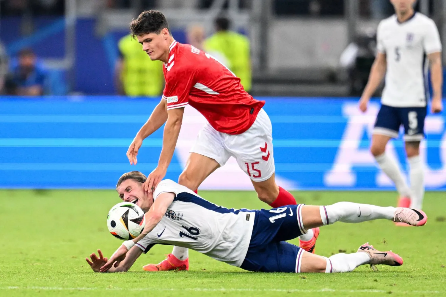 مباراة إنجلترا والدنمارك شهدت إثارة وندية (أ.ف.ب)