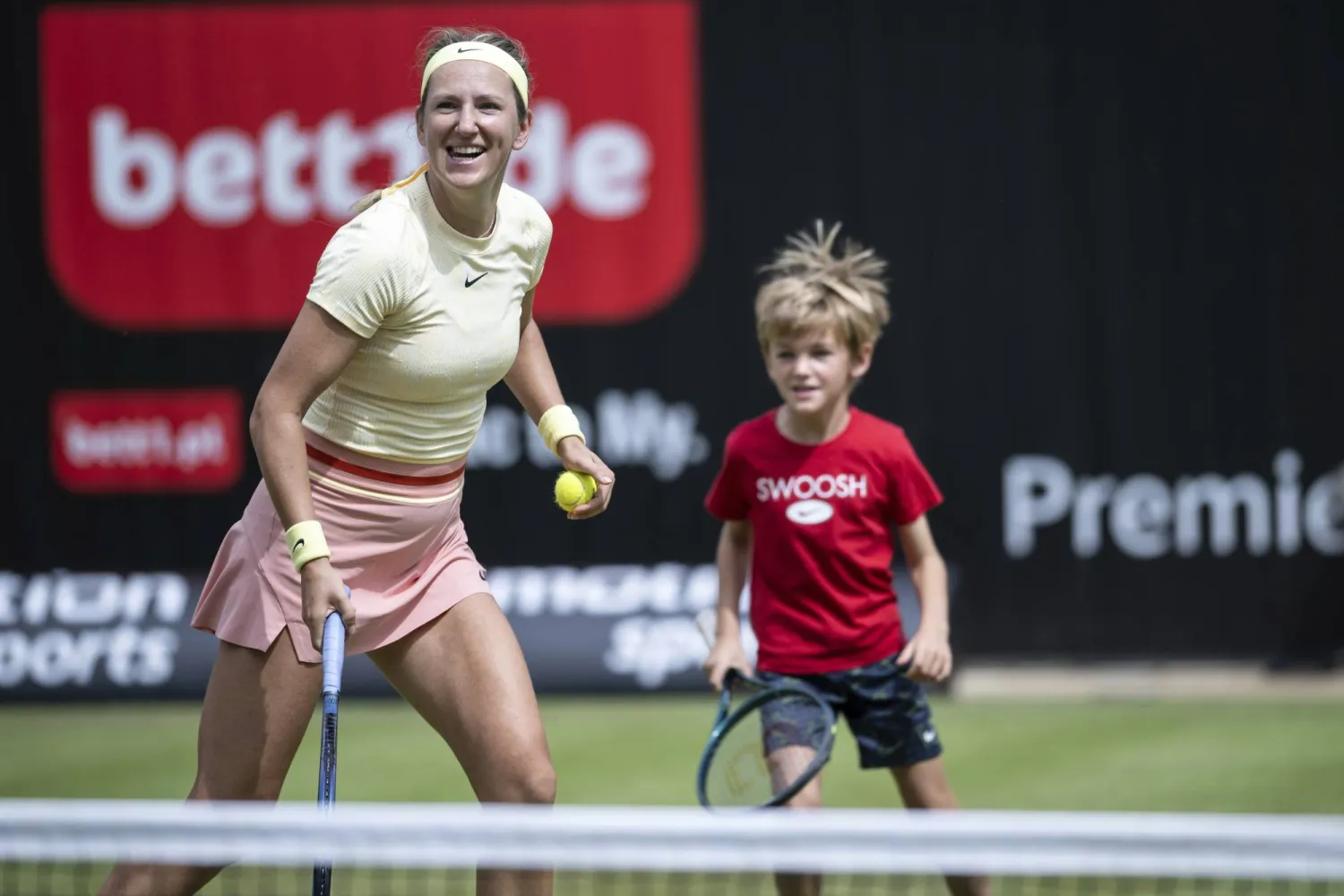 فيكتوريا أزارينكا رفقة ابنها في الملعب بعد انسحاب ريباكينا (أ.ب)