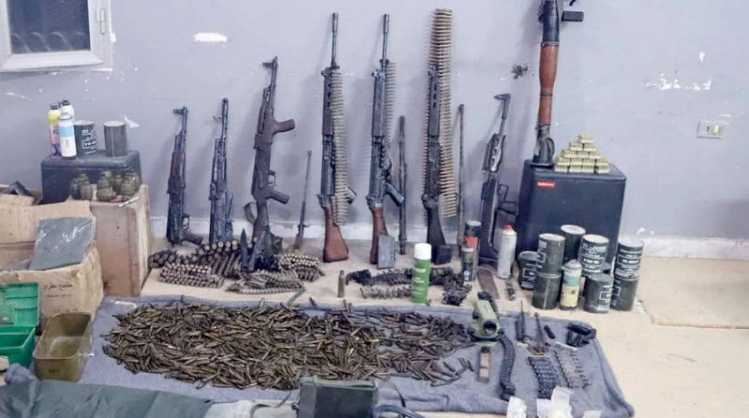 أسلحة وذخائر ضبطت في منزل ليبي بمدينة الخمس (مديرية أمن الخمس)
