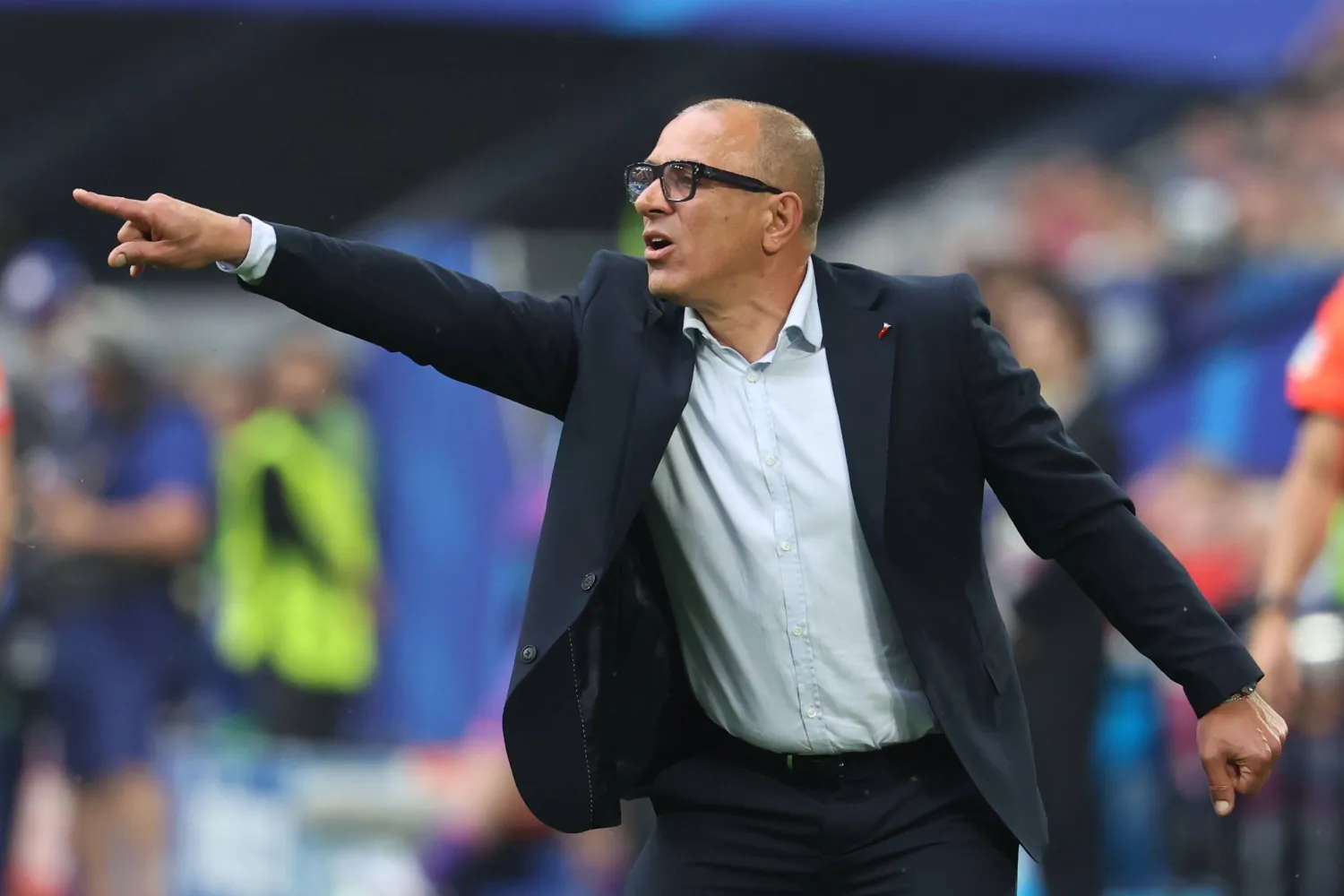 فرنشيسكو كالتسونا يوجه لاعبيه خلال مباراة أوكرانيا (إ.ب.أ)