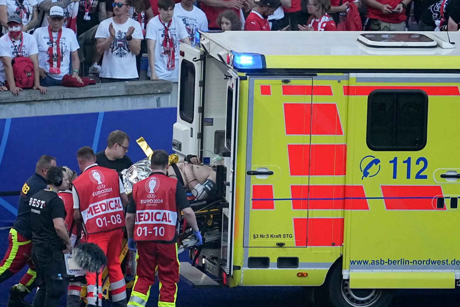 المشجع المصاب لحظة نقله بالإسعاف (د.ب.أ)