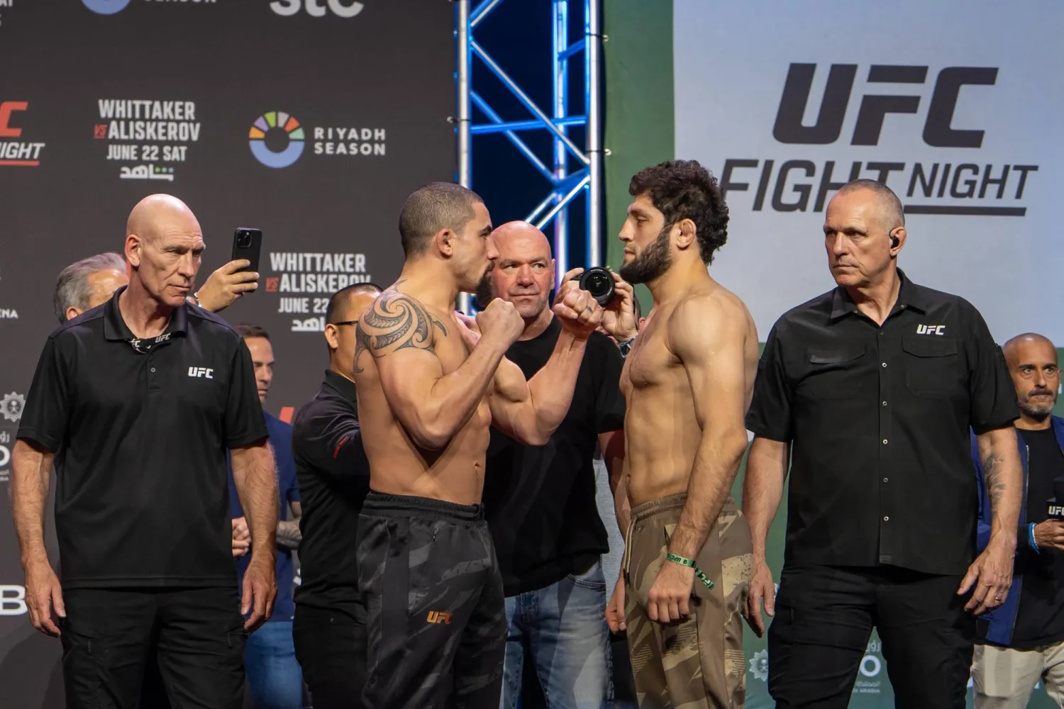 المواجهة الأخيرة بين إكرام وويتكر ويبدو دانا وايت رئيس منظمة يو أف سي (الشرق الأوسط)