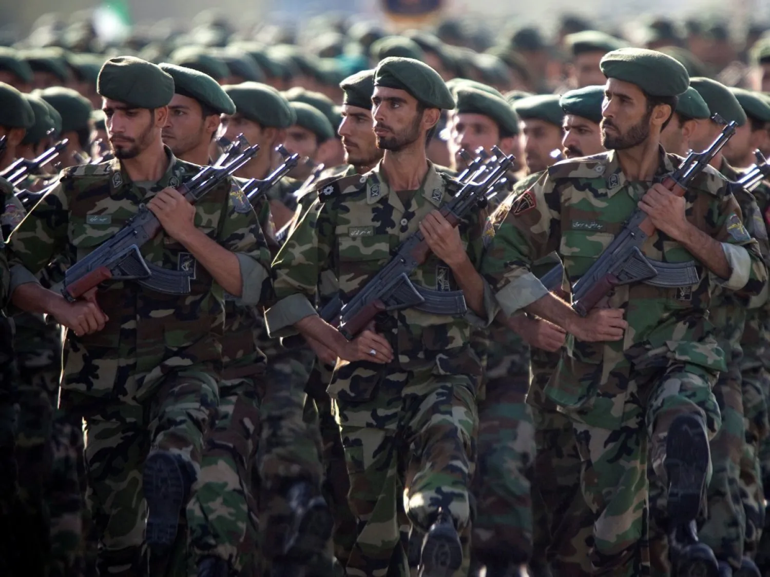 عناصر من الحرس الثوري الإيراني خلال عرض عسكري بطهران (رويترز/أرشيف)