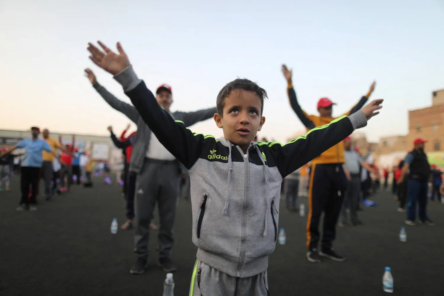 ملايين الأطفال في مناطق سيطرة الحوثيين عُرضة لغسل الأدمغة (رويترز)