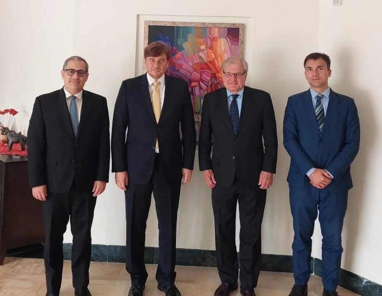 صورة وزعتها السفارة الإسبانية للاجتماع مع سفير أميركا والقائم بأعمالها