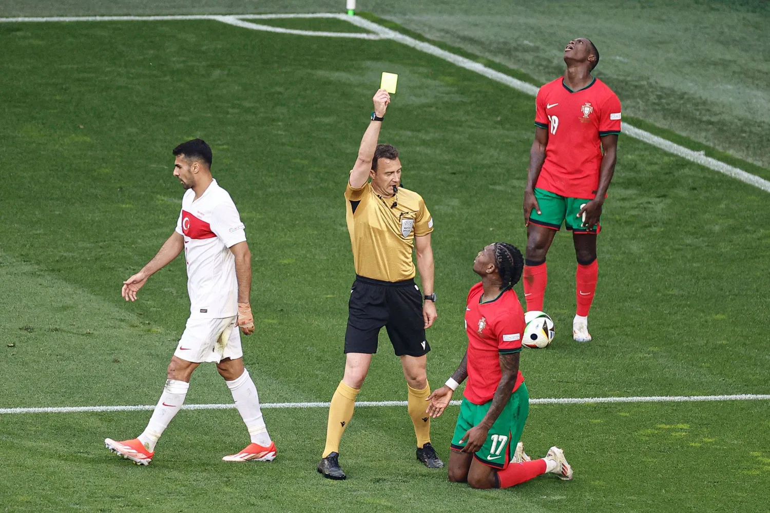 لياو خلال تلقيه إنذاراً من حكم المباراة أمام تركيا (أ.ف.ب)