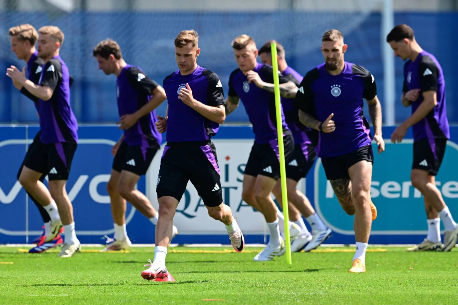 لاعب المنتخب الألماني يتطلعون لحصد إنتصارهم الثالث والتأكيد على جدارتهم في المنافسة على اللقب (ا ف ب)