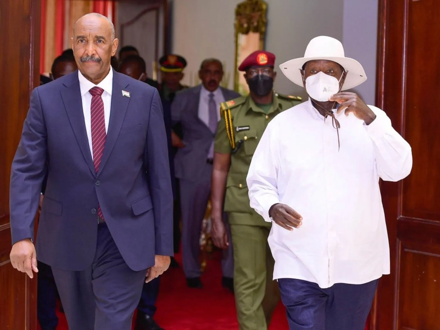 Uganda Cumhurbaşkanı Yoweri Museveni, Eylül 2023'te Entebbe'de Sudan Egemenlik Konseyi Başkanı ve Ordu Komutanı Orgeneral Abdulfettah el-Burhan'ı kabul etti. (Uganda Cumhurbaşkanı'nın X hesabı)